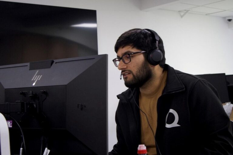 A Qlic IT Support Agent on the phone helping with Microsoft 365 set up